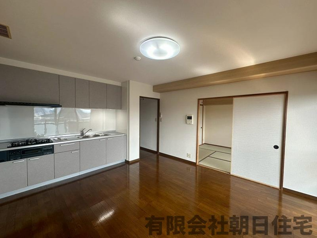 【居間・リビング】 | サーパス北田町 | こちらのリビングで趣味の時間をお楽しみください