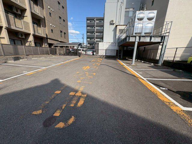 クオリア若宮町の駐車場