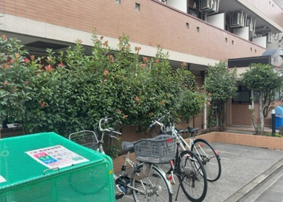 【庭】 | 日神パレステージ橋本 | 物件によっては、入居者が個人的に使用できる専用庭がついているものもあります。また、住宅の中にある土間の部分を庭と呼ぶこともあります。庭の用途は住む人によって変わり、それによってデザインもさまざまです。