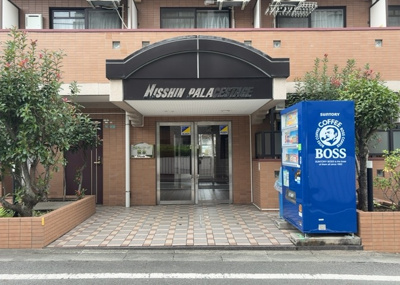 【エントランス】 | 日神パレステージ橋本 | マンションのエントランスには、もともと風よけや防犯の役割がありますが、マンションによって宅配ボックスなどの設備が備わっている所もあります。日々の生活をイメージしながら生活しやすさをチェックしましょう。