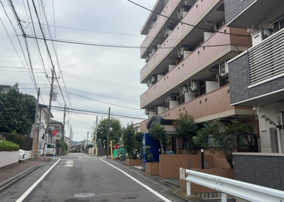 【外観】 | 日神パレステージ橋本 | 隣家の土地はどうなっているのか、生活利便施設が近くにあるのか、学校まで近いかなど、お客様のライフスタイルにあわせたイメージが重要です。また、近くにあると困る施設が近くにないかも確認するといいでしょう。