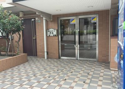 【玄関】 | 日神パレステージ橋本 | 玄関は家の顔でもあり、家族以外の目にも止まる場所です。玄関は外との間を仕切る扉、靴などをしまっておく収納スペース、靴脱ぎのたたきスペース、来客とのやり取りをするドアホンなど複数のアイテムからなります。