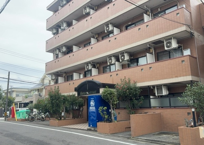 【外観】 | 日神パレステージ橋本 | 外観はマンション管理がされているかの目安になります。築年数が古いと、壁面は劣化してひび割れが生じることも！建物が古びていても細かいところが修繕されていると、きちんと管理されているなぁと感じるでしょう。