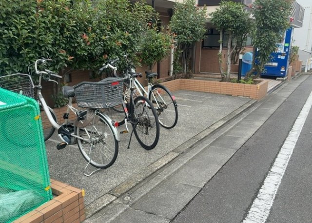 【駐車場】 | 日神パレステージ橋本 | 車一台あたりに必要なスペースは、標準サイズの普通自動車で横幅2m50cm、長さ5mは必要になります。ただし、乗降のことも考慮して横幅3m30cm、長さ5m50cmほどは確保できるところを選びましょう。