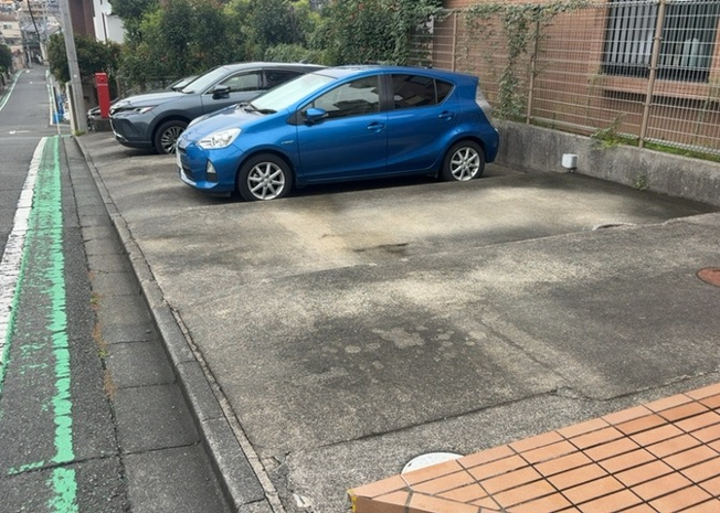【駐車場】 | 日神パレステージ橋本 | 駐車場と明記されていても、最小スペースでつくられた駐車場だと大型車は駐車できなかったり、出入りしにくくなったりする可能性があります。お車のサイズと購入したい物件の駐車場のサイズを現地で確認しましょう。