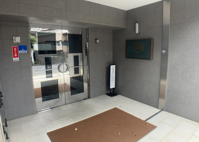 【エントランス】 | ライオンズマンション八王子北野 | マンションのエントランスには、もともと風よけや防犯の役割がありますが、マンションによって宅配ボックスなどの設備が備わっている所もあります。日々の生活をイメージしながら生活しやすさをチェックしましょう。