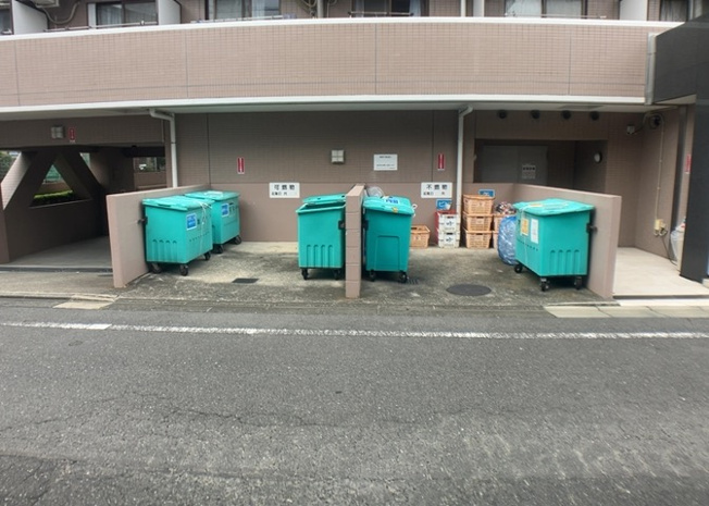 【設備】 | ライオンズマンション八王子北野 | 共有部分は、住民なら誰もが使える設備のこと。例えば駐車場やエレベーター、インターネット設備、セキュリティ設備などがあります。他にも、マンションの廊下・外部階段やエントランス・ゴミ置き場などがあります。