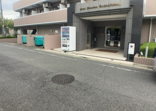 【外観】 | ライオンズマンション八王子北野 | 隣家の土地はどうなっているのか、生活利便施設が近くにあるのか、学校まで近いかなど、お客様のライフスタイルにあわせたイメージが重要です。また、近くにあると困る施設が近くにないかも確認するといいでしょう。