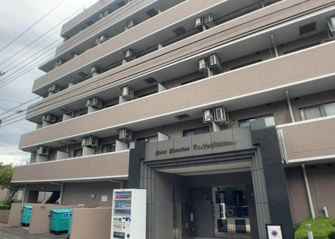 【外観】 | ライオンズマンション八王子北野 | 眺望の良さを楽しめるダイニングキッチンで家族団らんの時間を過ごしてはいかがでしょうか。バルコニーから見える景色を家族で眺める時間は、時間が経つのを忘れてしまいそうですね。是非、現地を見に行きましょう！