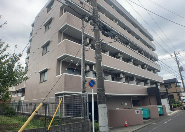 【現況写真】 | ライオンズマンション八王子北野 | 道幅が広い場所は日当たりや風通が良好です。幅が広いのですれ違いも可能ですし大きな車でも駐車可能！一方で、大型車が通ることも多くなるため交通量の増加により騒音に繋がります。また土地の値段が高くなります。