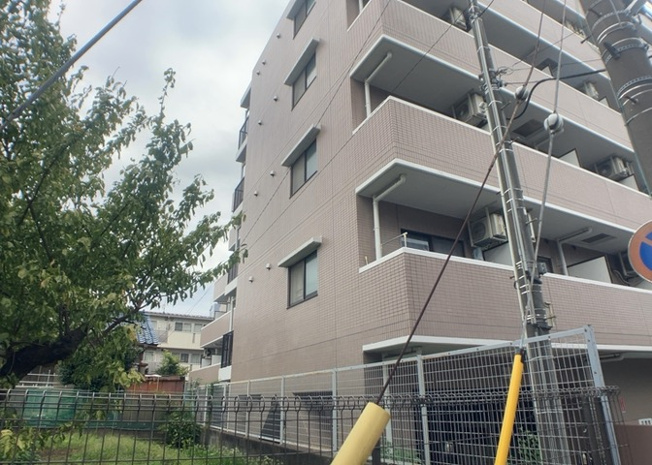 【構造・工法・仕様】 | ライオンズマンション八王子北野 | ＲＣ造、Reinforced Concreteは直訳すると補強されたコンクリートです。主に柱や梁・床・壁が鉄筋とコンクリートで構成おり、鉄筋を組んだ型枠にコンクリートを流し込んで固めたものを指します。