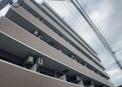 【バルコニー】 | ライオンズマンション八王子北野 | 一般的なバルコニーは、奥行1.5ｍ程ですが、ワイルドバルコニーは2ｍまで広がっています。そのため洗濯物の間隔をあけ干すことができ、乾きやすいというメリットや、ガーデニングが楽しめる等の特徴があります。