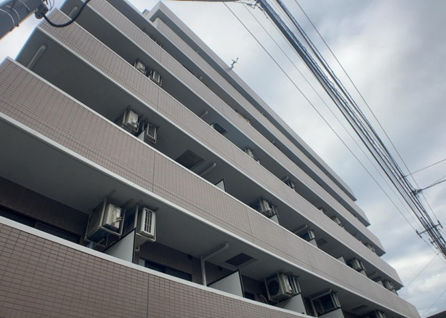 【バルコニー】 | ライオンズマンション八王子北野 | 一般的なバルコニーは、奥行1.5ｍ程ですが、ワイルドバルコニーは2ｍまで広がっています。そのため洗濯物の間隔をあけ干すことができ、乾きやすいというメリットや、ガーデニングが楽しめる等の特徴があります。