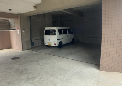 【駐車場】 | ライオンズマンション八王子北野 | 駐車場と明記されていても、最小スペースでつくられた駐車場だと大型車は駐車できなかったり、出入りしにくくなったりする可能性があります。お車のサイズと購入したい物件の駐車場のサイズを現地で確認しましょう。