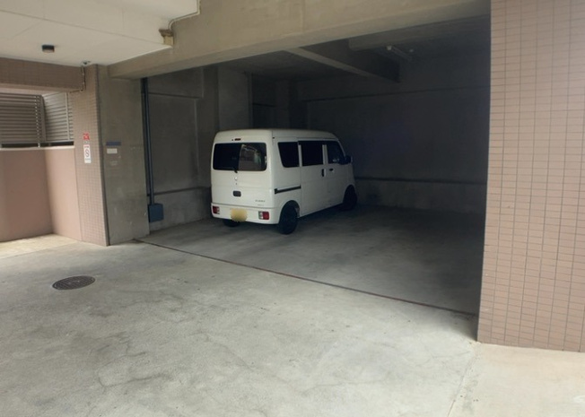 【駐車場】 | ライオンズマンション八王子北野 | 駐車場と明記されていても、最小スペースでつくられた駐車場だと大型車は駐車できなかったり、出入りしにくくなったりする可能性があります。お車のサイズと購入したい物件の駐車場のサイズを現地で確認しましょう。