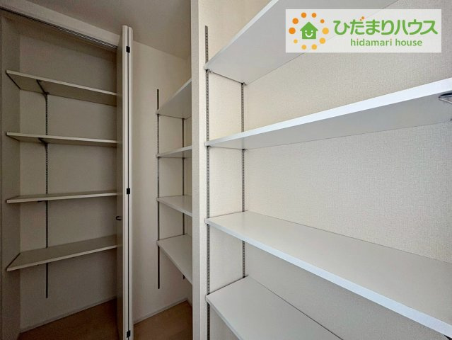 ひたちなか船窪第2　新築戸建の収納|天井までの高さがあるタップリ玄関収納、姿見・小引き出し付きなのも便利