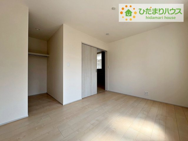 ひたちなか船窪第2　新築戸建の寝室|バルコニーに面していて、たっぷり光りの入る明るい主寝室です！
