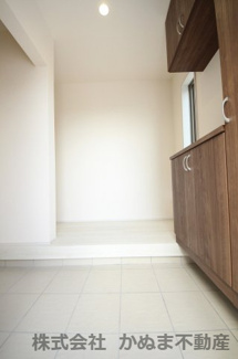 【玄関】 | Livele Garden.S 鹿沼千渡第8 | 〇玄関〇
２仕様の収納を用意した、ひろびろと明るい玄関です。/25.10.2撮影