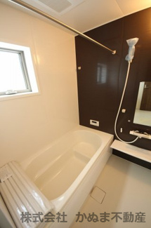 【浴室】 | Livele Garden.S 鹿沼千渡第8 | 〇浴室〇
雨の日の洗濯物にも便利な浴室乾燥機付きの浴室です。冬場も暖かく快適に入浴できますね。/25.10.2撮影