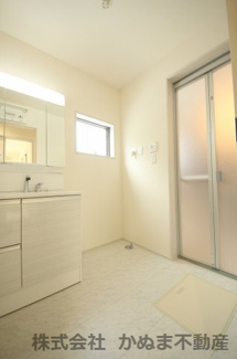 【脱衣所】 | Livele Garden.S 鹿沼千渡第8 | 〇ランドリースペース〇
小窓があり明るく衛生的な洗面脱衣所です。/25.10.2撮影