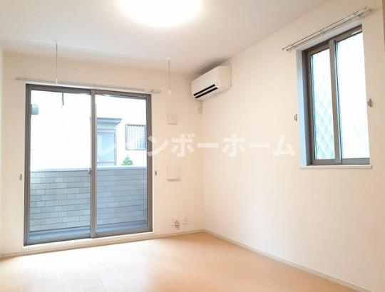 市川市香取１丁目のアパートの居間・リビング