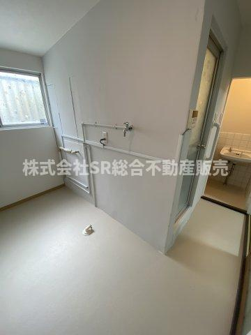 花園西町1丁目中古テラスハウスの脱衣所|広々とした脱衣場です！脱いだ衣服は洗濯機にそのまま入れれます。