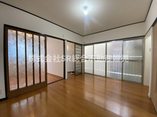 花園西町1丁目中古テラスハウスの洋室|大きな窓から採光がたっぷり♪リビングとしても使えます！