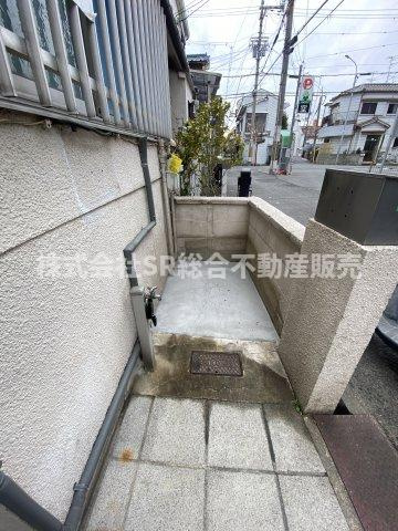 花園西町1丁目中古テラスハウスのその他共用部分|お子様の外用のおもちゃ、植木鉢等を置けます！