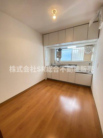 花園西町1丁目中古テラスハウスのキッチン|2人分ぐらいのダイニングテーブルと椅子は置けます！