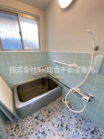花園西町1丁目中古テラスハウスの浴室|お風呂には窓もあり、換気がバッチリとでき、湿気がこもりません☆
