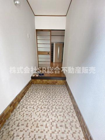 花園西町1丁目中古テラスハウスの玄関|玄関広めで、シューズボックスを置いてもスペースに余裕があります！