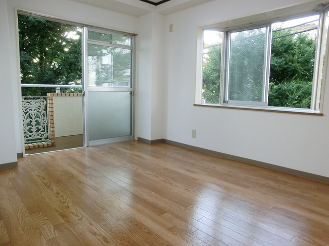 パークハイムの居間・リビング|最上階角部屋2面採光の洋室です♪