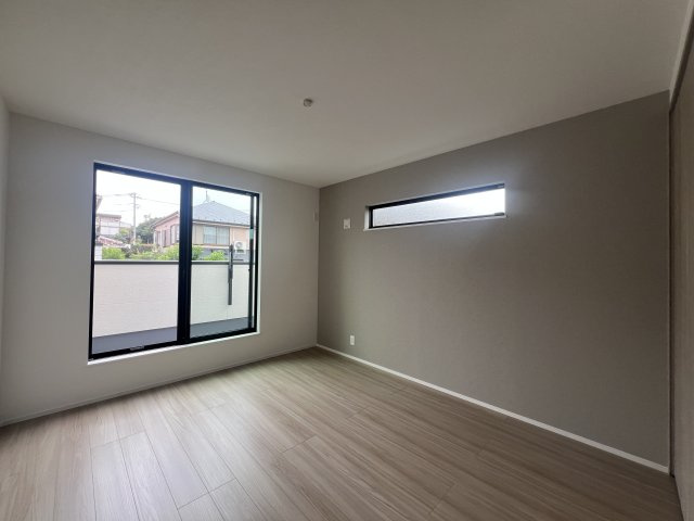 町名からして何だか静かそう…その名の通りの閑静な立地【緑区竹山１丁目】新築戸建の洋室|明るい洋室です