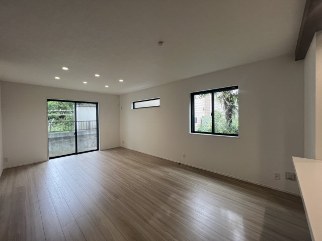 町名からして何だか静かそう…その名の通りの閑静な立地【緑区竹山１丁目】新築戸建の居間・リビング|こちらのリビングで趣味の時間をお楽しみください