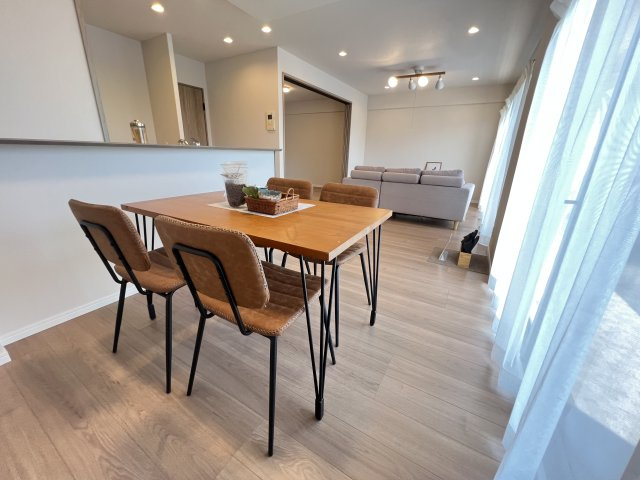 【居間・リビング】西宮名塩ウィンディヒルズⅠ番館 