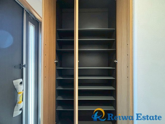 中古戸建　茅ヶ崎市東海岸南3丁目の収納|散らかりがちな玄関もスッキリ片付く、大容量の玄関収納◎