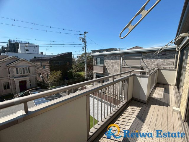 中古戸建　茅ヶ崎市東海岸南3丁目のバルコニー|良く乾く南向きのバルコニーは2部屋から行き来できるつづきバルコニー