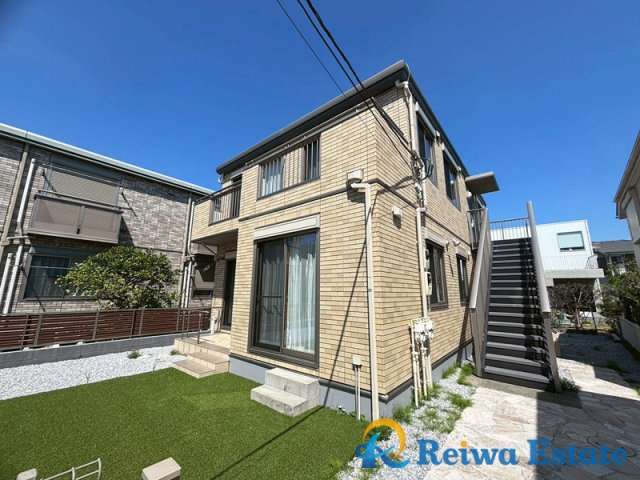 中古戸建　茅ヶ崎市東海岸南3丁目の外観|二世帯住宅で「外階段」を設けるスタイルは、お互いのプライバシーを完全に分離し、生活リズムの違いによるストレスを軽減できます