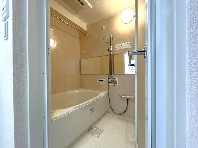 ユテライズ根岸の浴室|掃除のしやすさ・収納の便利さなど、おふろを使う人、お手入れする人、みんなにとっての「しあわせ性能」を追求したバスルームを採用いたしました。