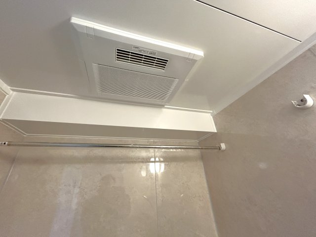 ユテライズ根岸の浴室|雨の日のお洗濯物に大活躍する浴室換気乾燥機。暖房機能も付いていますのでヒートショック対策にも最適に対応可能です。