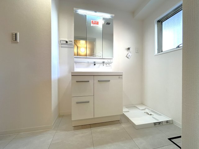 ユテライズ根岸の独立洗面台|洗面台には三面鏡を採用。鏡の裏にも収納スペースが有ります。洗濯機を配置しても十分なスペースを確保した設計となっております。