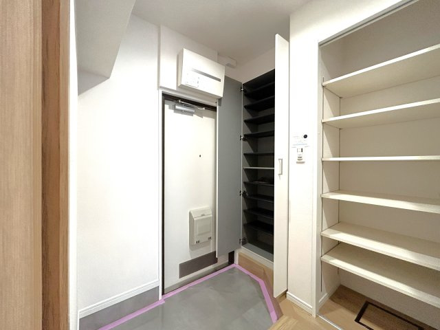 ユテライズ根岸の収納|玄関横に設置されたシューズインクローゼット。高さの調節もでき、お好きなサイズの靴等も収納できるので、スッキリとした玄関が実現できます。