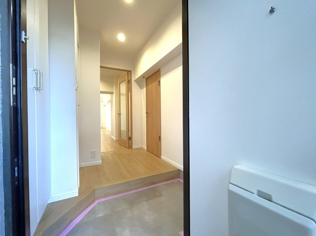 ユテライズ根岸の玄関|玄関ホールがスッキリ広々としていると帰る時も出ていく時も気持ちが良い。来客を出迎える玄関が綺麗ならその家の印象が良くなる。
