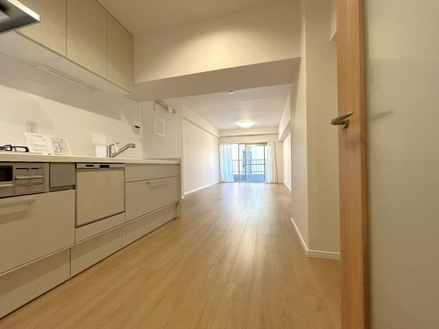 ユテライズ根岸のキッチン|日々の食卓を彩る料理はここから始まります。お料理しながらご家族との会話を楽しめるオープンスタイル。