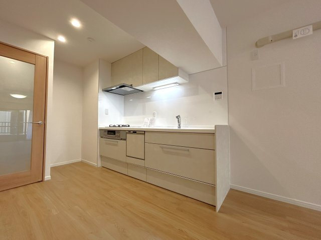 ユテライズ根岸のキッチン|家族みんなが爽やかに健やかに過ごせるように、溢れる光をたっぷり取り込んだリビングダイニング。集いの場、憩いの場としての快適性を求めたやすらぎの空間です