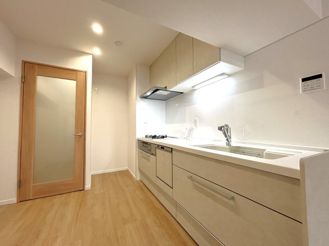 ユテライズ根岸のキッチン|長い時間滞在するキッチンスペースだからこそ、食事の準備を楽しい時間に、忙しい時でもスムーズに無駄なく作業できる、お手入れも簡単にできるなど、毎日を楽しくするキッチンスペースに仕上げました。