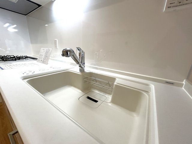 ユテライズ根岸のキッチン|天板とシンクが同じ素材の為、つなぎ目がなく汚れにくい造りになっております。