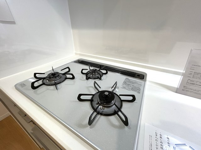 ユテライズ根岸のキッチン|お掃除のしやすいガラストップの三ツ口コンロを採用。油汚れなどサッとひと拭き。毎日のお手入れが楽になります。機能はハイスペックでデザインはスタイリッシュです。
