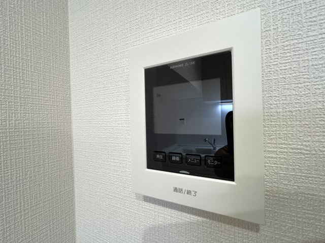 ユテライズ根岸の防犯設備|お部屋の中から来訪者が見えるモニタ付きインターホンは現代防犯の必需品。