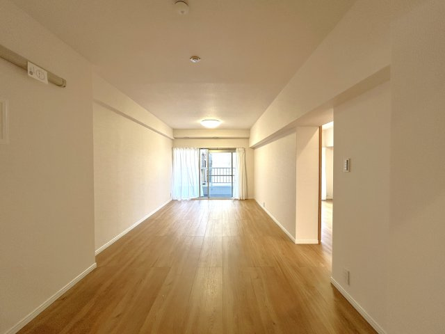 ユテライズ根岸の居間・リビング|大切なご家族が集まるＬＤＫはこだわりたいですね！休日はおひさまの光をたっぷりと取りこめるリビングでゆったりと過ごしませんか？子供たちが元気に笑いながら走り回っている姿が目に浮かぶ空間です。